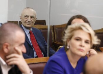 Nis seanca e themelit ndaj Metës/ Avokati kërkon praninë e kamerave, gjyqtarja: Nuk është miting