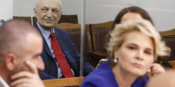 Nis seanca e themelit ndaj Metës/ Avokati kërkon praninë e kamerave, gjyqtarja: Nuk është miting