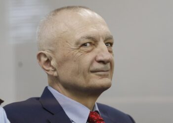 “”Më duhen 200 mijë”, sqarim jo bindës i Metës për mesazhin me biznesmenin