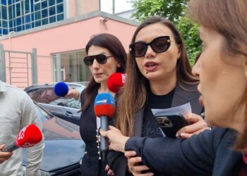 Karçanaj 30 minuta në SPAK, avokatja e saj shtyn mikrofonat e gazetarëve: Do flasë kur të dojë