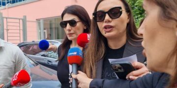 Karçanaj 30 minuta në SPAK, avokatja e saj shtyn mikrofonat e gazetarëve: Do flasë kur të dojë
