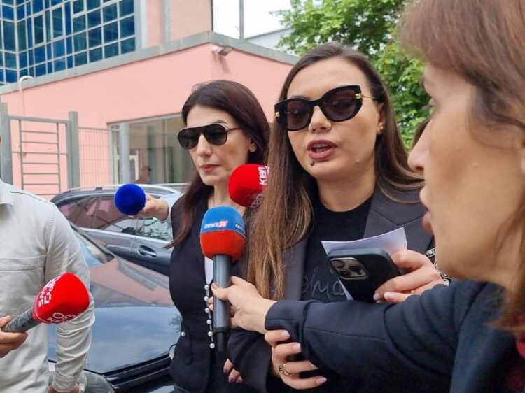 Karçanaj 30 minuta në SPAK, avokatja e saj shtyn mikrofonat e gazetarëve: Do flasë kur të dojë