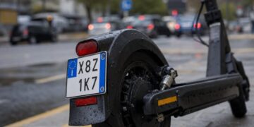 Rregullat e reja për lëvizjen me monopatina në Itali, pa targa gjobitesh deri në 400 euro