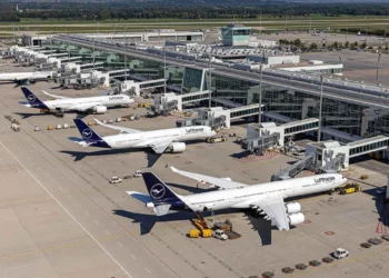Një dron fluturon pranë zonës së operimit në Aeroportin e Mynihut, pezullohen përkohësisht fluturimet