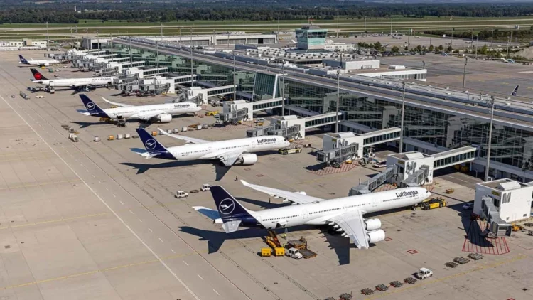 Një dron fluturon pranë zonës së operimit në Aeroportin e Mynihut, pezullohen përkohësisht fluturimet