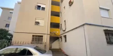 Ngjarje e rëndë në Shkodër, i riu hidhet nga pallati dhe humb jetën