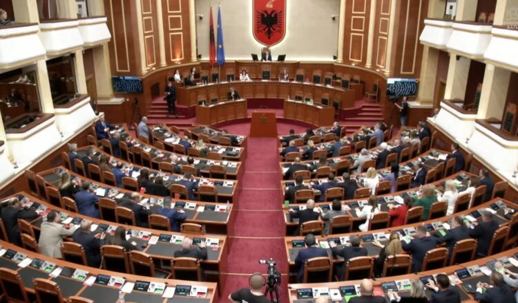 Kuvendi miraton ndryshimet në Rregullore, PS dhe PD bëhen bashkë me 100 vota pro