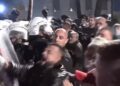 Protesta zhvendoset drejt Parlamentit/ Një polic i lënduar nxirret nga rreshti, kordoni nën sulm me molotovë!