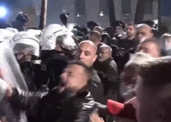 Protesta zhvendoset drejt Parlamentit/ Një polic i lënduar nxirret nga rreshti, kordoni nën sulm me molotovë!