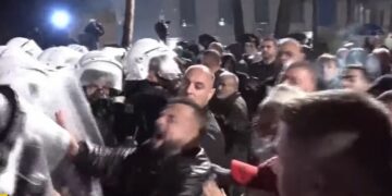 Protesta zhvendoset drejt Parlamentit/ Një polic i lënduar nxirret nga rreshti, kordoni nën sulm me molotovë!