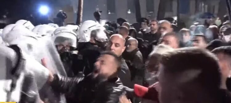 Protesta zhvendoset drejt Parlamentit/ Një polic i lënduar nxirret nga rreshti, kordoni nën sulm me molotovë!