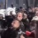 Protesta zhvendoset drejt Parlamentit/ Një polic i lënduar nxirret nga rreshti, kordoni nën sulm me molotovë!