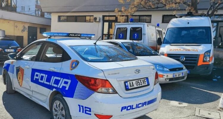 Gjendet një person i vdekur pranë një rruge në Fier, ja çfarë dyshohet