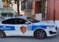 Degradon konflikti familjar në Cërrik, vëllai merr ekskavatorin dhe dëmton shtëpinë e motrave të tij