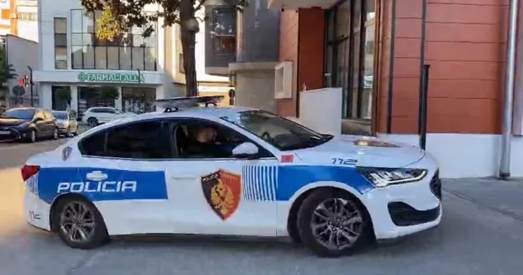 Degradon konflikti familjar në Cërrik, vëllai merr ekskavatorin dhe dëmton shtëpinë e motrave të tij