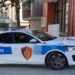 Degradon konflikti familjar në Cërrik, vëllai merr ekskavatorin dhe dëmton shtëpinë e motrave të tij