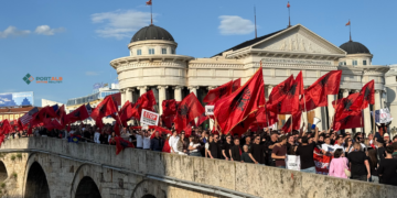 Protesta e studentëve në Shkup për gjuhën shqipe, policia liron tre të rinjtë shqiptarë