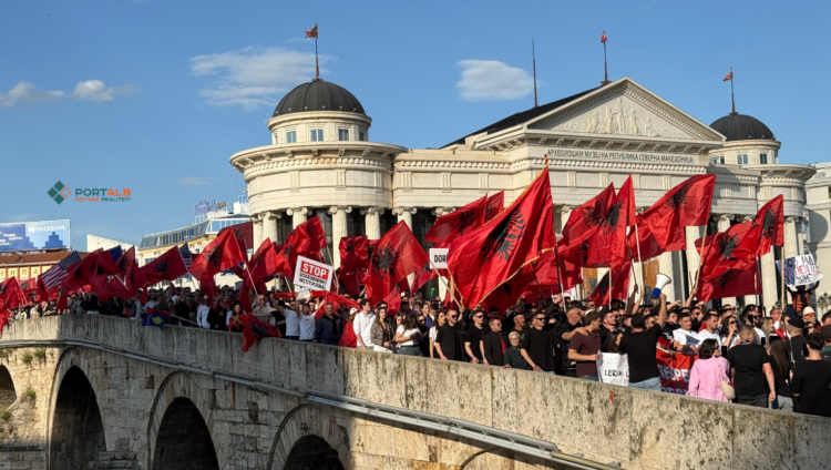 Protesta e studentëve në Shkup për gjuhën shqipe, policia liron tre të rinjtë shqiptarë
