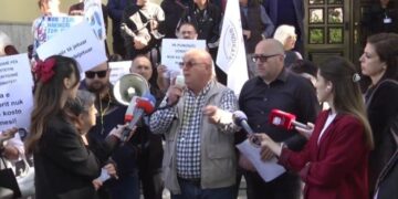 Unioni i sindikatave proteston përpara ministrisë së Ekonomisë: Paga më të larta, duam siguri në punë!