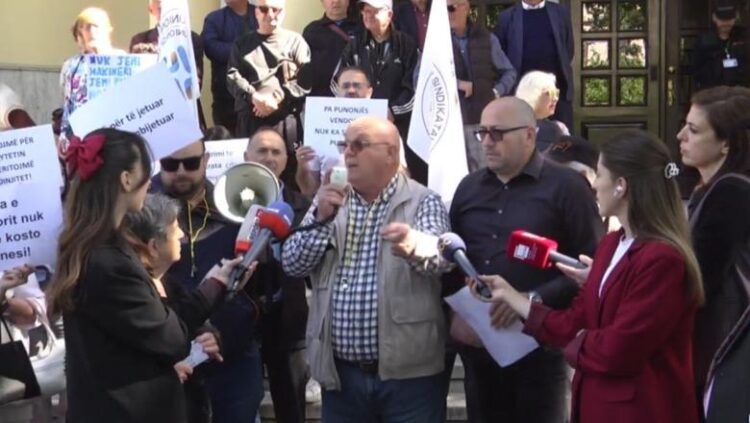 Unioni i sindikatave proteston përpara ministrisë së Ekonomisë: Paga më të larta, duam siguri në punë!