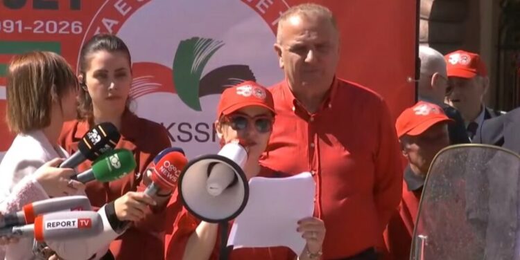 Protestë para Kryeministrisë për 1 Majin: Duam qeveri për punëtorët, jo për oligarkët