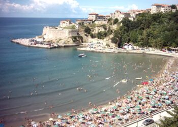 Turistët paralajmërohen në Ulqin, shkelësit rrezikojnë deri 500 euro gjobë