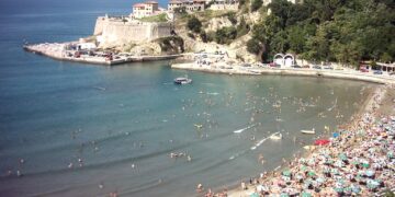 Turistët paralajmërohen në Ulqin, shkelësit rrezikojnë deri 500 euro gjobë