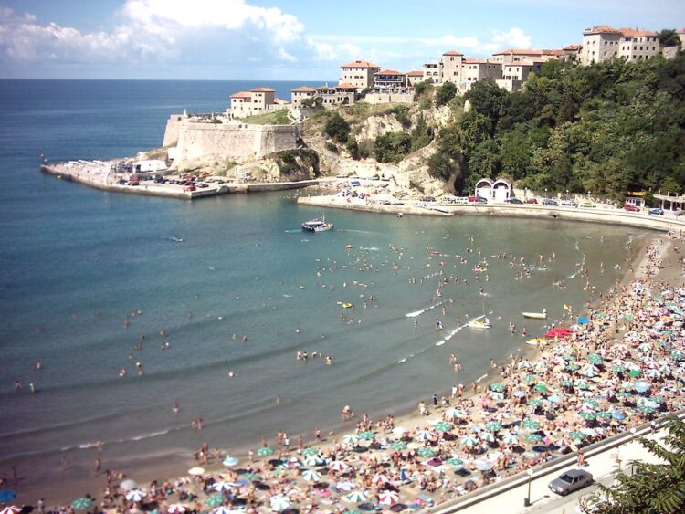Turistët paralajmërohen në Ulqin, shkelësit rrezikojnë deri 500 euro gjobë