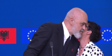 “Nuk më do ti mua?”/ Marta Kos ndërpret konferencën dhe puth kryeministrin Rama