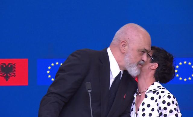 “Nuk më do ti mua?”/ Marta Kos ndërpret konferencën dhe puth kryeministrin Rama