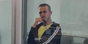 Përplasi makinën e policisë në Durrës nën efektin e alkoolit, lihet në burg 44-vjeçari