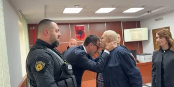 Gjykata shtyn seancën për padinë e Veliajt ndaj prokurorit të SPAK, të pranishëm edhe Robert Ndrenika me Gaz Pajën