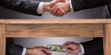 Shqiptarët ‘mjeshtër’ të ryshfetit, renditen të dytët në Europë, në raport me popullsinë