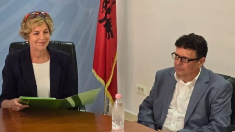 Shkarkohet drejtori i Fondit të Sigurimit të Kujdesit Shëndetësor, ja kush emërohet në vend të Arti Papajanit