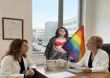 QSUT nis terapitë hormonale për transgjinorët, qytetarët duhet të paguajnë kur një burrë dëshiron të bëhet grua!