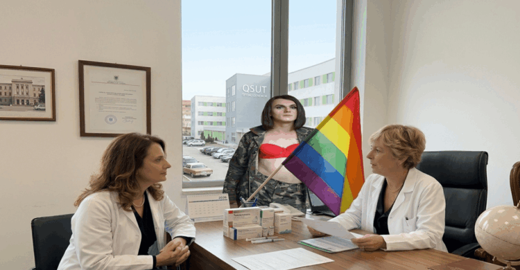 QSUT nis terapitë hormonale për transgjinorët, qytetarët duhet të paguajnë kur një burrë dëshiron të bëhet grua!