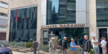 ‘Beach bar’-i pa leje në Ksamil/ 30 ditë burg për shefin e komisariatit, “arrest shtëpie” për dy oficerët