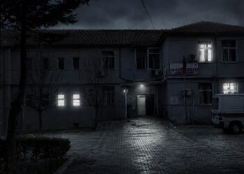 Spitali i Mallakastrës apo shtëpi fantazmash? Pacientët presin të vijnë dritat