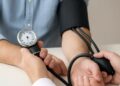 Hipertensioni në Shqipëri mbi mesataren globale, trajtimi mbetet i ulët