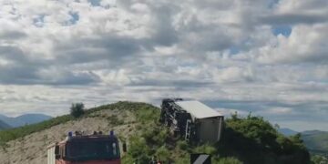 Aksident në Sarandë, kamioni del nga rruga dhe përmbyset pranë tunelit të Skërficës