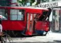 Tramvaji del nga shinat dhe futet brenda ndërtesës, disa të plagosur në Beograd