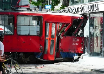 Tramvaji del nga shinat dhe futet brenda ndërtesës, disa të plagosur në Beograd
