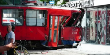 Tramvaji del nga shinat dhe futet brenda ndërtesës, disa të plagosur në Beograd
