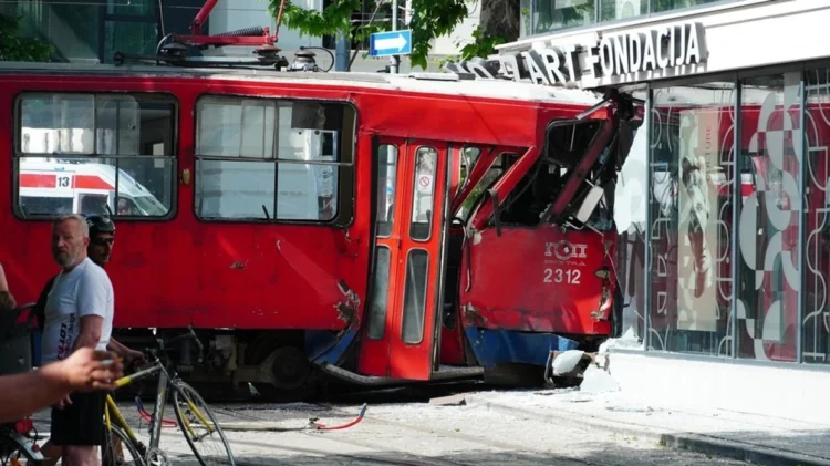 Tramvaji del nga shinat dhe futet brenda ndërtesës, disa të plagosur në Beograd