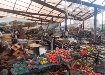 I vuri zjarrin tregut të fruta-perimeve në Lushnjë, arrestohet 48-vjeçari i kërkuar