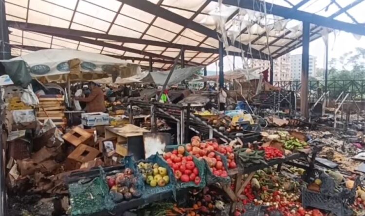 Flakët djegin tregun e fruta-perimeve në Lushnje, raportohet për dëme të mëdha materiale