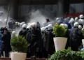 Shkopinj gome dhe gaz lotsjellës, policia hyn me dhunë në selinë e partisë opozitare në Ankara