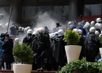 Shkopinj gome dhe gaz lotsjellës, policia hyn me dhunë në selinë e partisë opozitare në Ankara