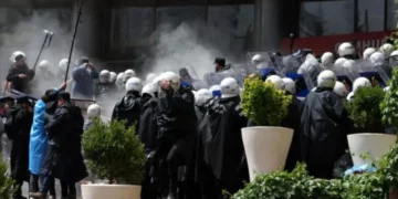 Shkopinj gome dhe gaz lotsjellës, policia hyn me dhunë në selinë e partisë opozitare në Ankara
