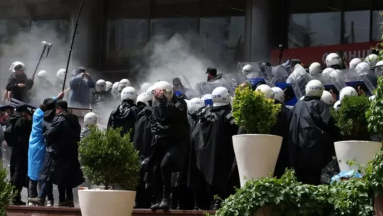 Shkopinj gome dhe gaz lotsjellës, policia hyn me dhunë në selinë e partisë opozitare në Ankara